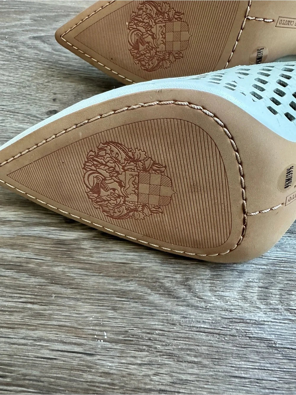 Vince Camuto Nico Perforated Pointed Toe Heels Picket Fence Ivory White Size 9.5